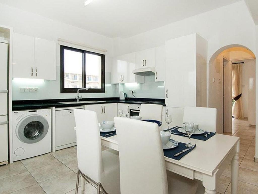Beautiful 2-Bedroom Apartment - Great Location Пафос Экстерьер фото